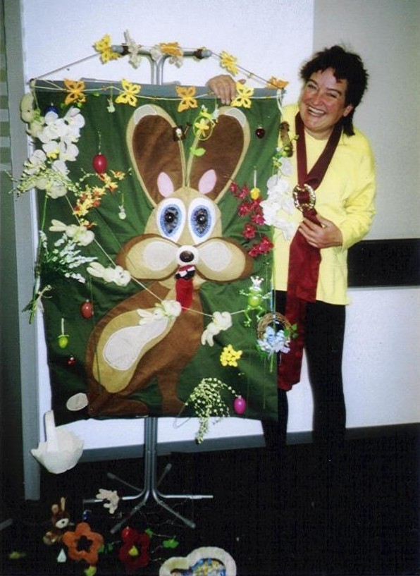 Karola Altona avec le lapin de Pâques